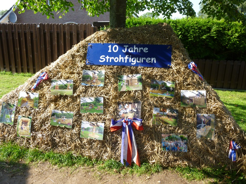 10 Jahre Strohfiguren