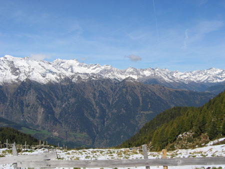 Weit reicht der Blick über die umliegenden Berge Weit reicht der Blick über die umliegenden Berge