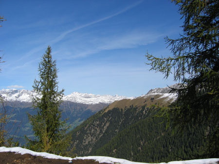 Hinter jeder Wegbiegung eröffnet sich ein neuer Panoramablick. Hinter jeder Wegbiegung eröffnet sich ein neuer Panoramablick.
